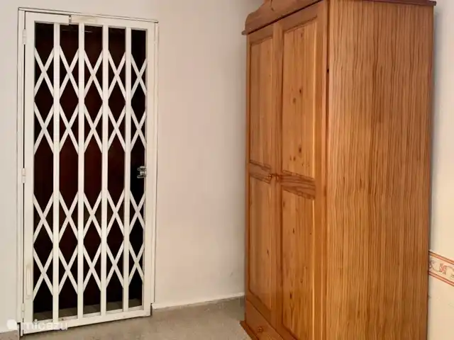 Loma Alta, casa cueva con piscina en España, Costa Blanca, La Murada - casa cueva Espacio de closet, dormitorio 1 y salida de emergencia.