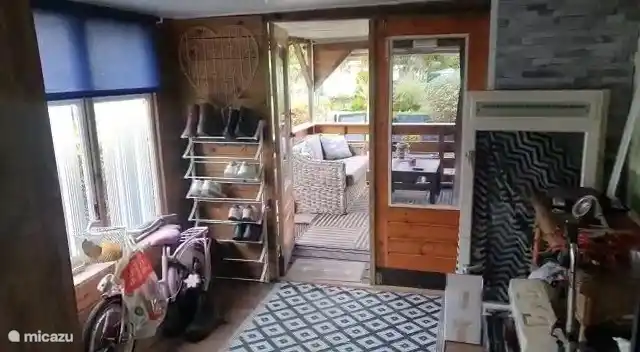 Hauswirtschaftsraum mit Waschmaschine und Backofen