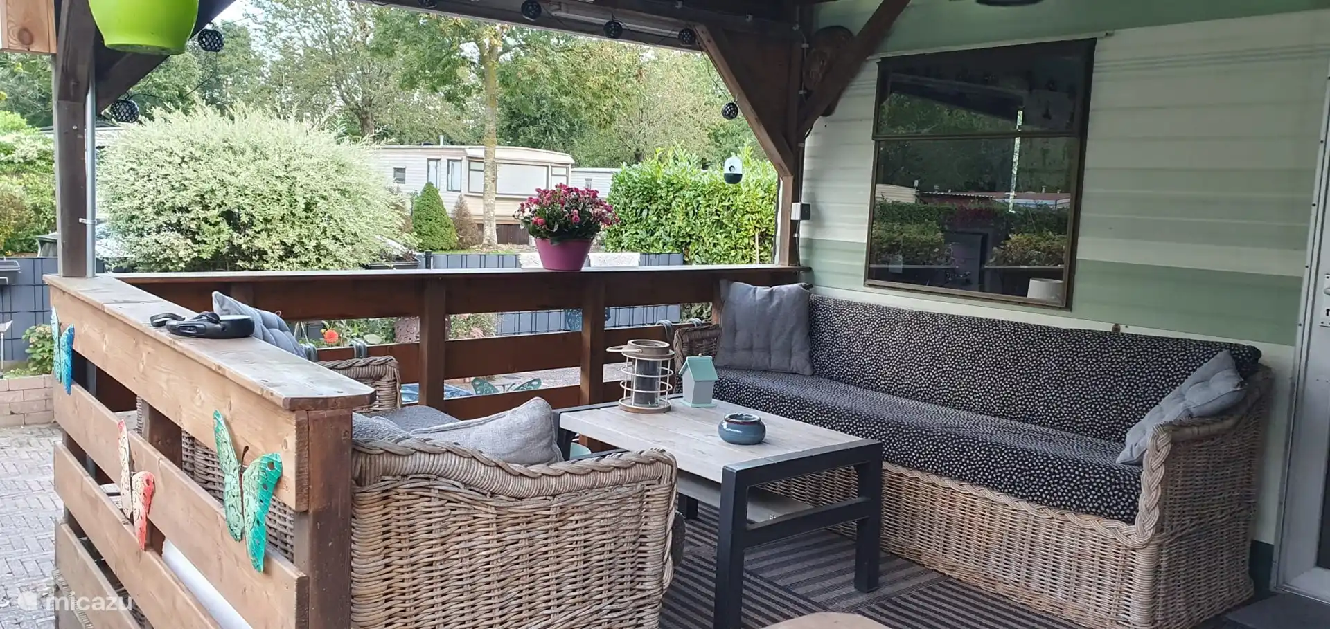 &#220;berdachte Veranda mit 2 Loungesofas