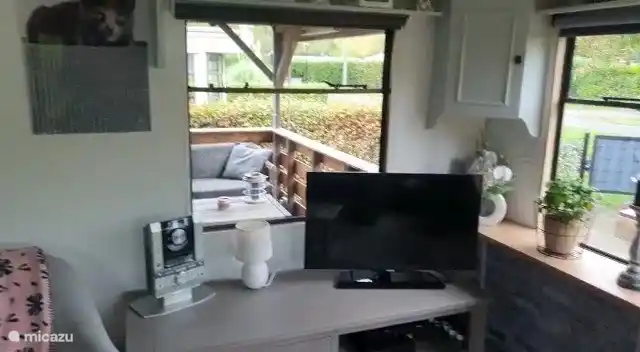 Wohnzimmer mit TV, Ecksofa, Pelletofen