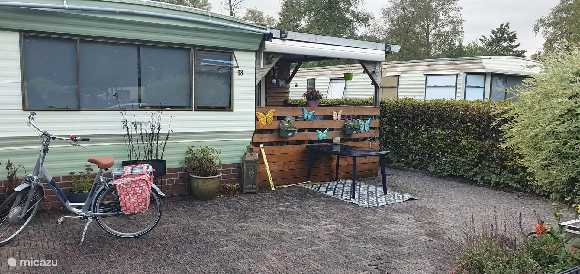 Terrasse mit privatem Parkplatz