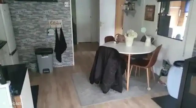 K&#252;che mit K&#252;hl-/Gefrierschrank, Essbereich, Mikrowelle