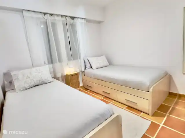 App Altea zwembad en gratis parking huren in Spanje, Costa Blanca, Altea - appartement Tweede slaapkamer met plafond ventilator, verwarming en ruime opbergruimte