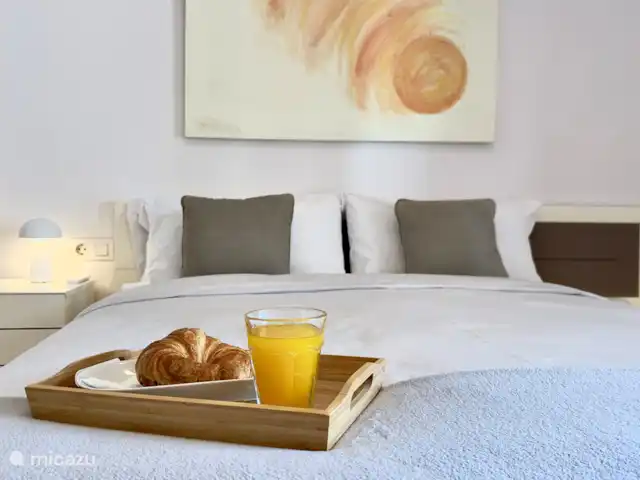 App Altea zwembad en gratis parking huren in Spanje, Costa Blanca, Altea - appartement Slaapkamer met plafondventilator en verwarming, veel opbergruimte