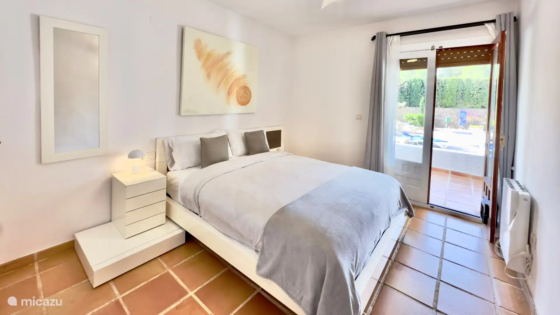 Bedroom with passage to the terrace