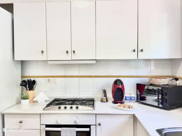 App Altea zwembad en gratis parking huren in Spanje, Costa Blanca, Altea - appartement Keuken met oven, microgolf oven, vaatwasser, koelkast en ijskast,...