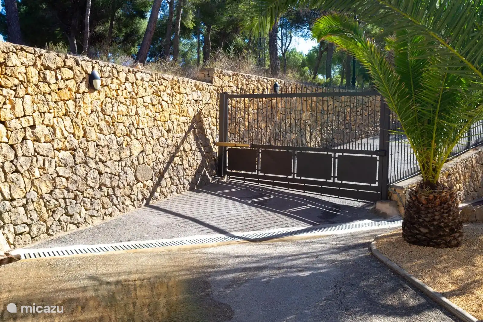 The domain is completely closed and the gate opens with a remote control. You can feel safe here. 