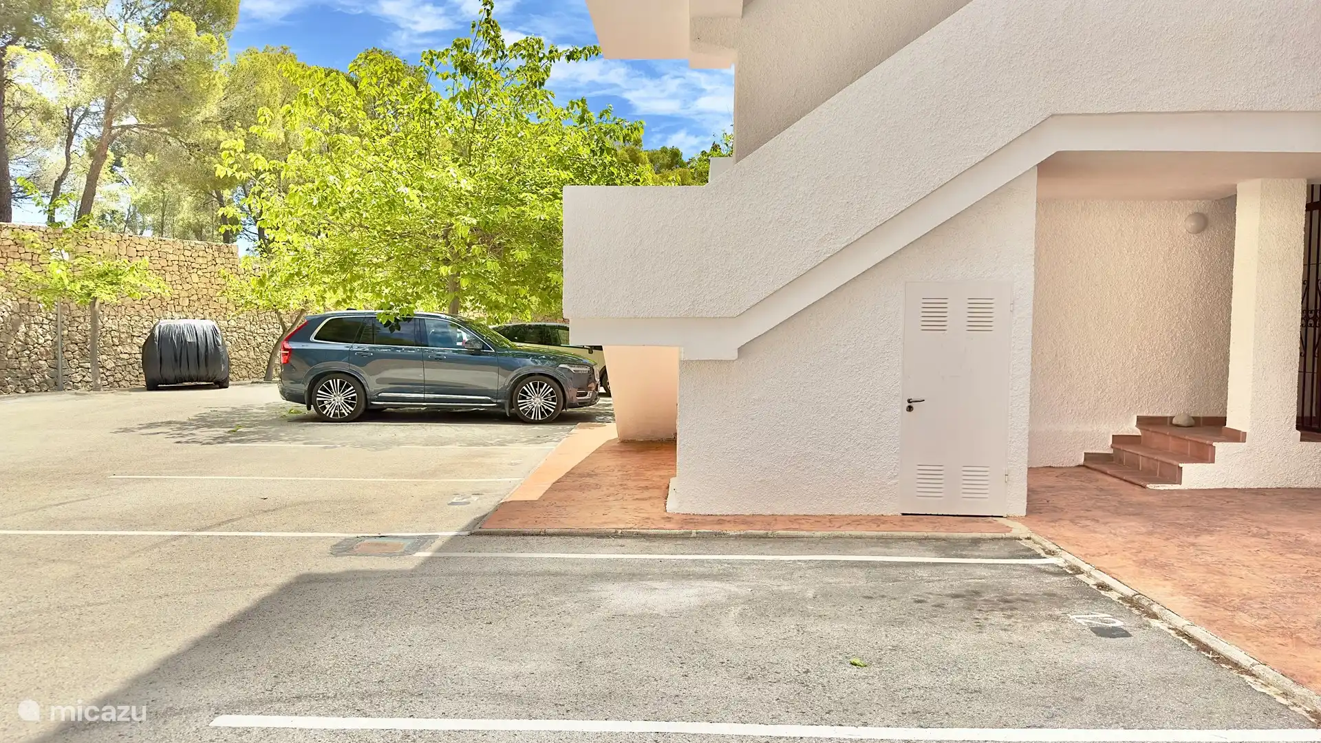 Your own parking space with shade in front of the apartment