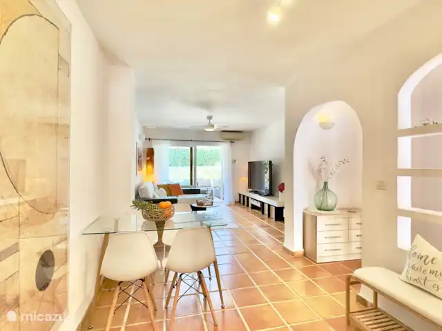 App Altea zwembad en gratis parking huren in Spanje, Costa Blanca, Altea - appartement De woonkamer met verwarming, airco en plafond ventilator en prachtig uitzicht over de verzorgde tuin