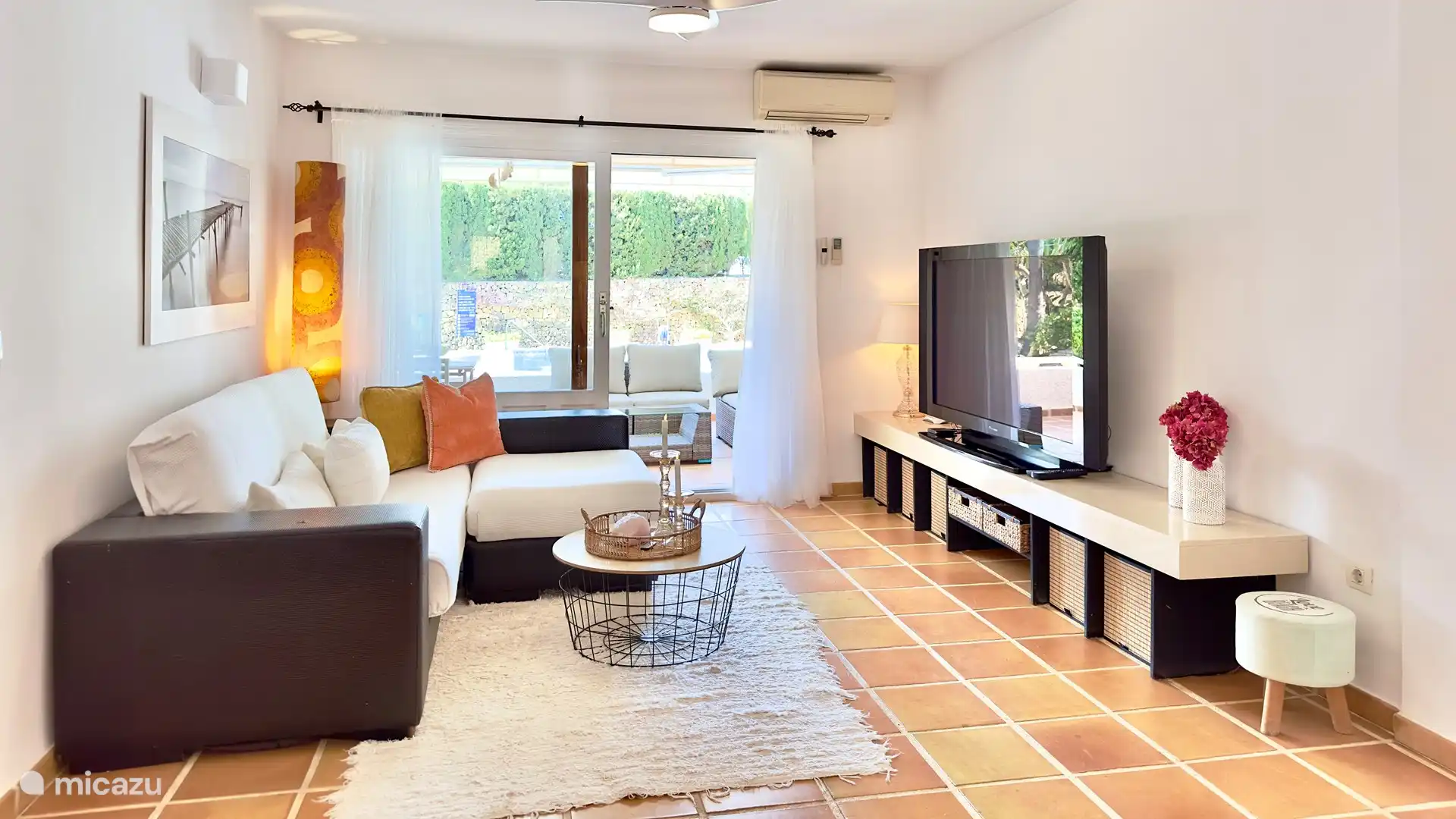 Relaxed lounge with large television with a wide variety of Dutch, Spanish, English, German and French channels with their sports channels...