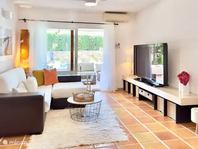 App Altea zwembad en gratis parking huren in Spanje, Costa Blanca, Altea - appartement Relaxte salon met grote televisie met een wijde variatie aan Nederlandstalige, Spaanse, Engelse, Duitse en Franse kanalen met hun sportkanalen...