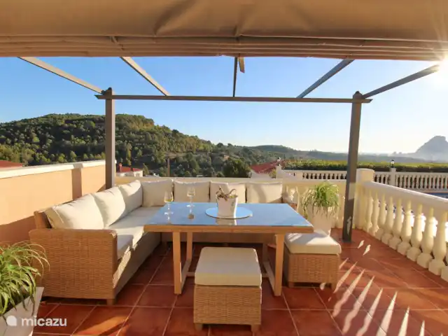 villa huren in Spanje, Costa Blanca, Calpe – Villa Ty Croeso Calpe Terras naast de woonkamer en het zwembad