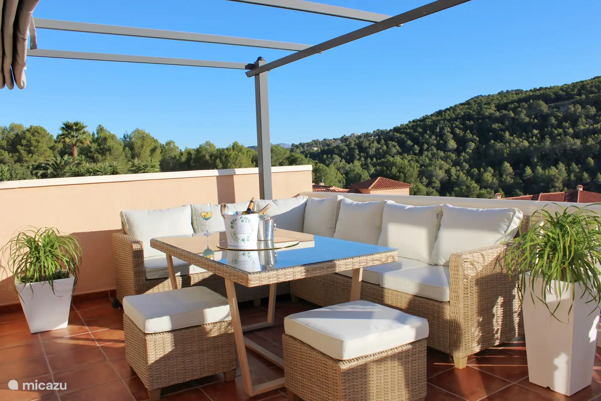 Terrasse neben dem Wohnzimmer und dem Swimmingpool