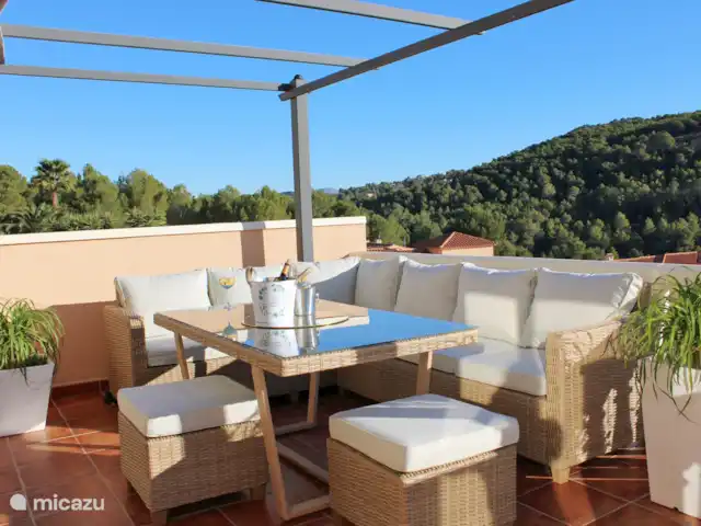 villa huren in Spanje, Costa Blanca, Calpe – Villa Ty Croeso Calpe Terras naast de woonkamer en het zwembad