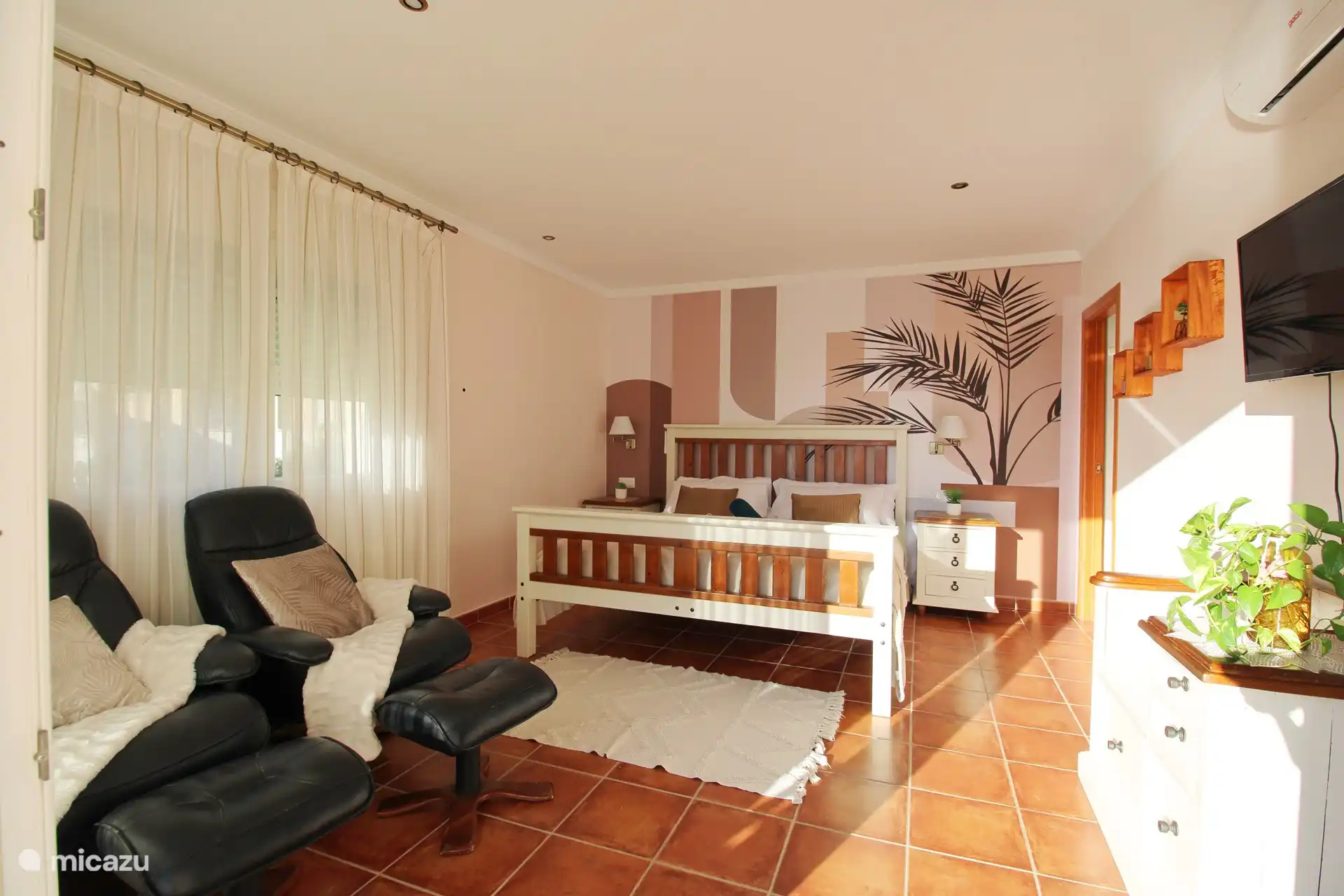 Schlafzimmer mit eigenem Bad Ipanema
Mit begehbarem Kleiderschrank und Zugang zur Terrasse