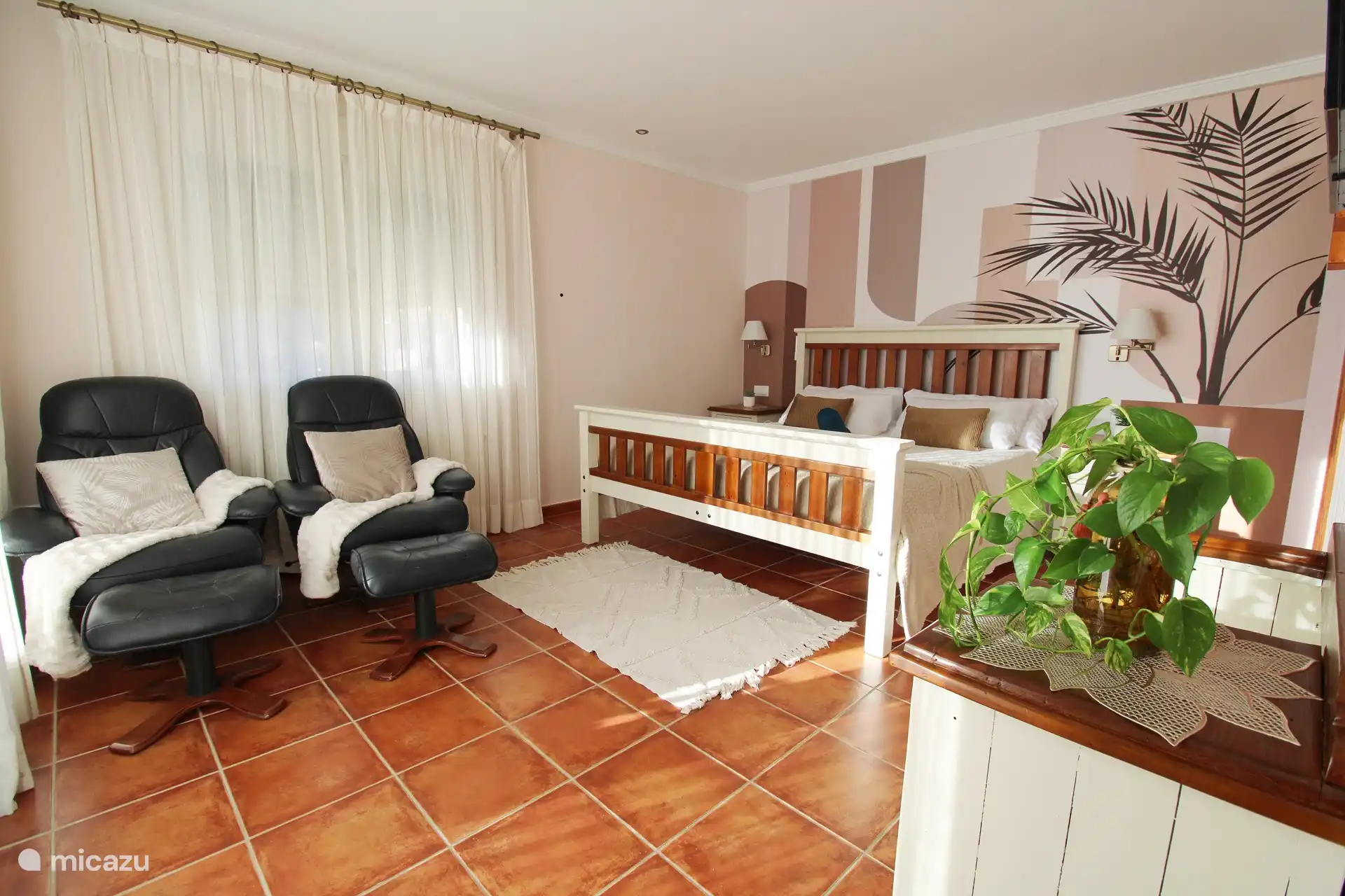 Schlafzimmer mit eigenem Bad Ipanema
Mit begehbarem Kleiderschrank und Zugang zur Terrasse