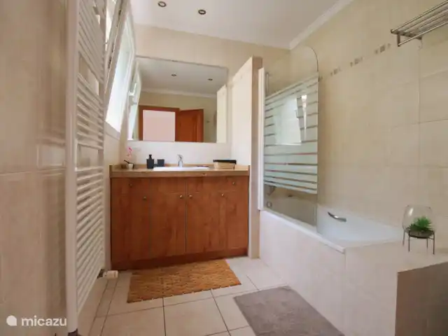 villa huren in Spanje, Costa Blanca, Calpe – Villa Ty Croeso Calpe Badkamer vanuit kamer Ipanema