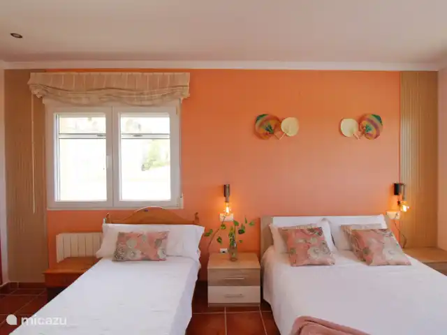 villa huren in Spanje, Costa Blanca, Calpe – Villa Ty Croeso Calpe Slaapkamer Tijuca
Deel badkamer met slaapkamer Copacabana
