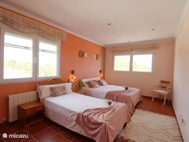 villa huren in Spanje, Costa Blanca, Calpe – Villa Ty Croeso Calpe Slaapkamer Tijuca
Deel badkamer met slaapkamer Copacabana