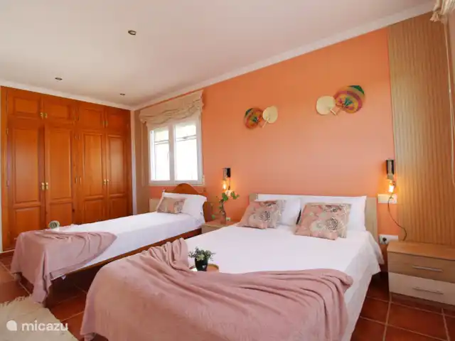villa huren in Spanje, Costa Blanca, Calpe – Villa Ty Croeso Calpe Slaapkamer Tijuca
Deel badkamer met slaapkamer Copacabana