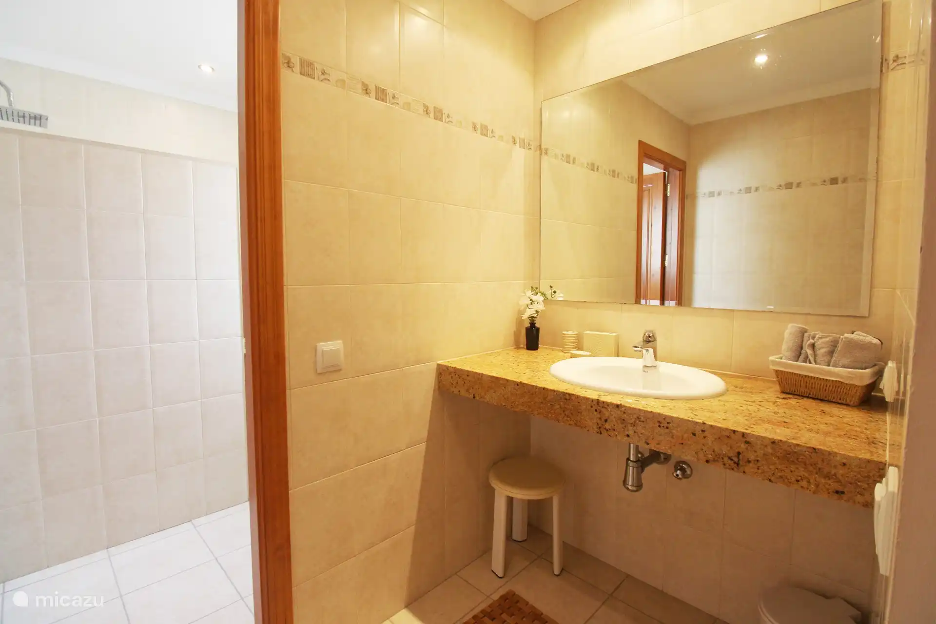 Gemeinsames Badezimmer Copacabana und Tijuca Schlafzimmer
Dieses Badezimmer verf&#252;gt &#252;ber zwei separate T&#252;rbereiche: die Toilette und die Dusche, ein weiterer Bereich mit Waschbecken und Schrank.