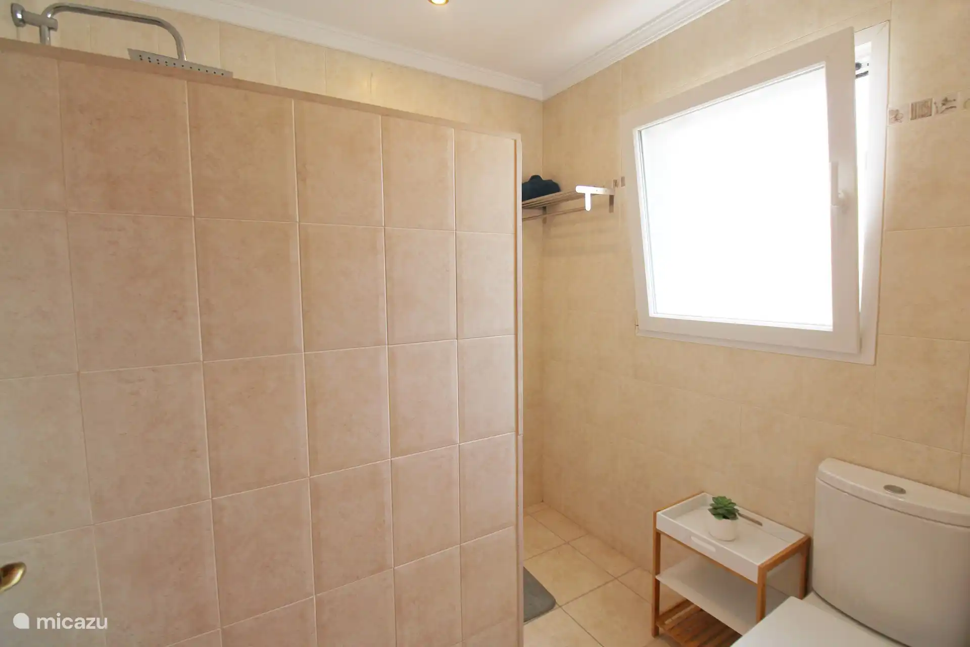 Gemeinsames Badezimmer Copacabana und Tijuca Schlafzimmer
Dieses Badezimmer verf&#252;gt &#252;ber zwei separate T&#252;rbereiche: die Toilette und die Dusche, ein weiterer Bereich mit Waschbecken und Schrank.