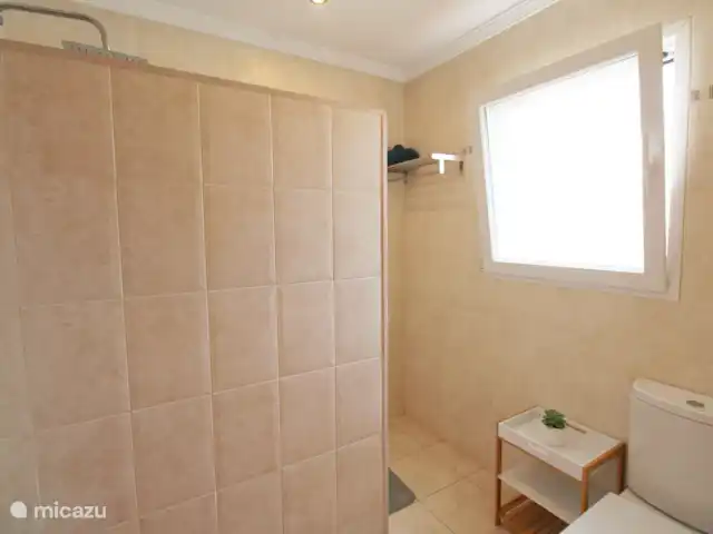 villa huren in Spanje, Costa Blanca, Calpe – Villa Ty Croeso Calpe Gedeelde badkamer Copacabana en Tijuca-slaapkamer
Deze badkamer heeft twee aparte deurruimtes: het toilet en de douche, een andere de wastafel en het kastgedeelte.