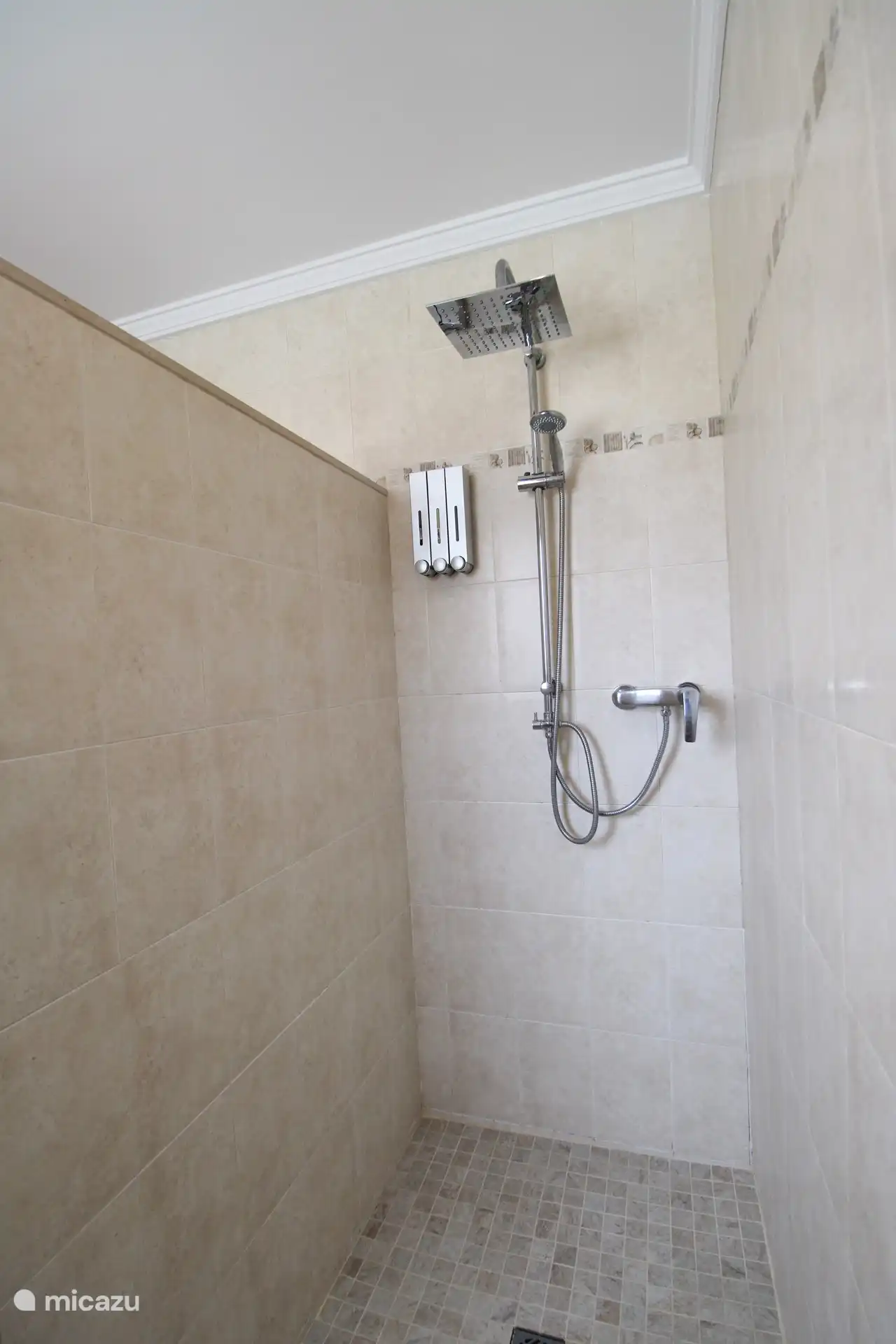 Gemeinsames Badezimmer Copacabana und Tijuca Schlafzimmer
Dieses Badezimmer verf&#252;gt &#252;ber zwei separate T&#252;rbereiche: die Toilette und die Dusche, ein weiterer Bereich mit Waschbecken und Schrank.