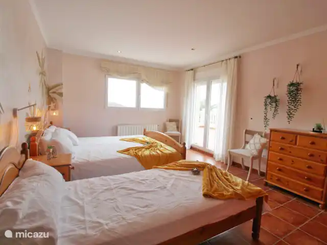 villa huren in Spanje, Costa Blanca, Calpe – Villa Ty Croeso Calpe Copacabana Slaapkamer met toegang tot het terras