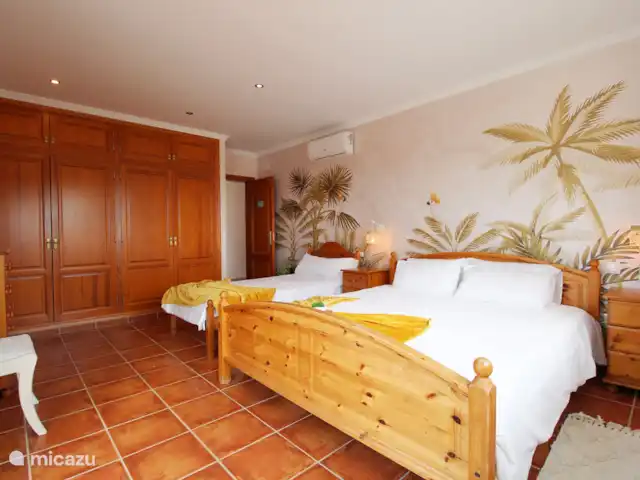 villa huren in Spanje, Costa Blanca, Calpe – Villa Ty Croeso Calpe Copacabana Slaapkamer met toegang tot het terras