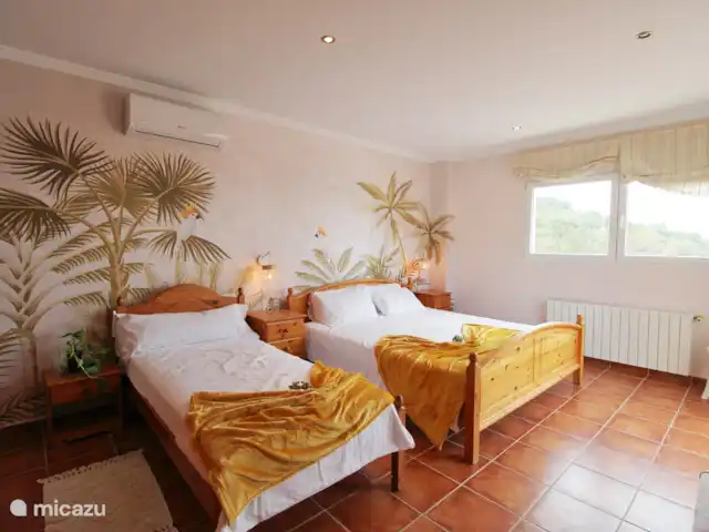 villa huren in Spanje, Costa Blanca, Calpe – Villa Ty Croeso Calpe Copacabana Slaapkamer met toegang tot het terras