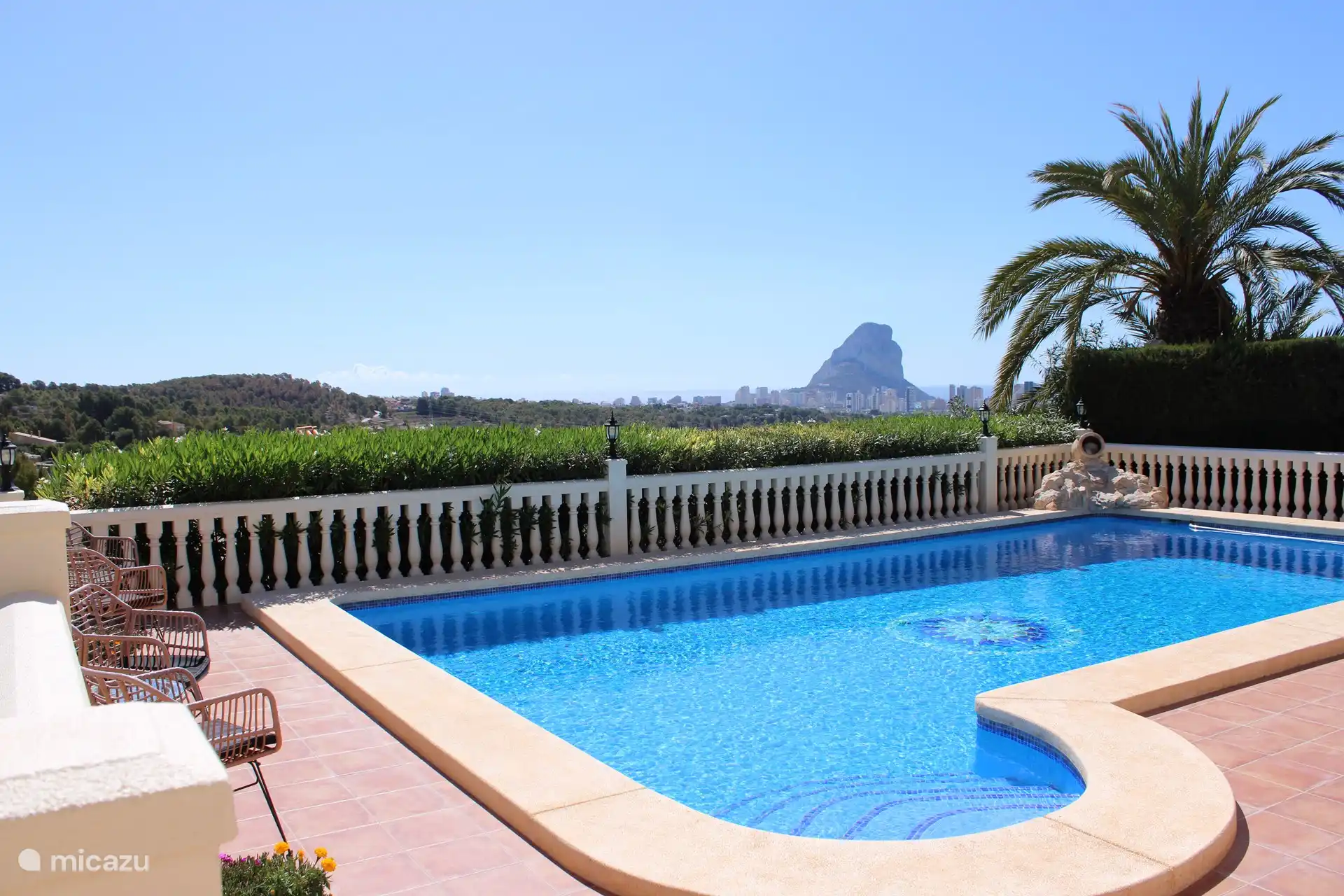 Terrasse des Swimmingpools