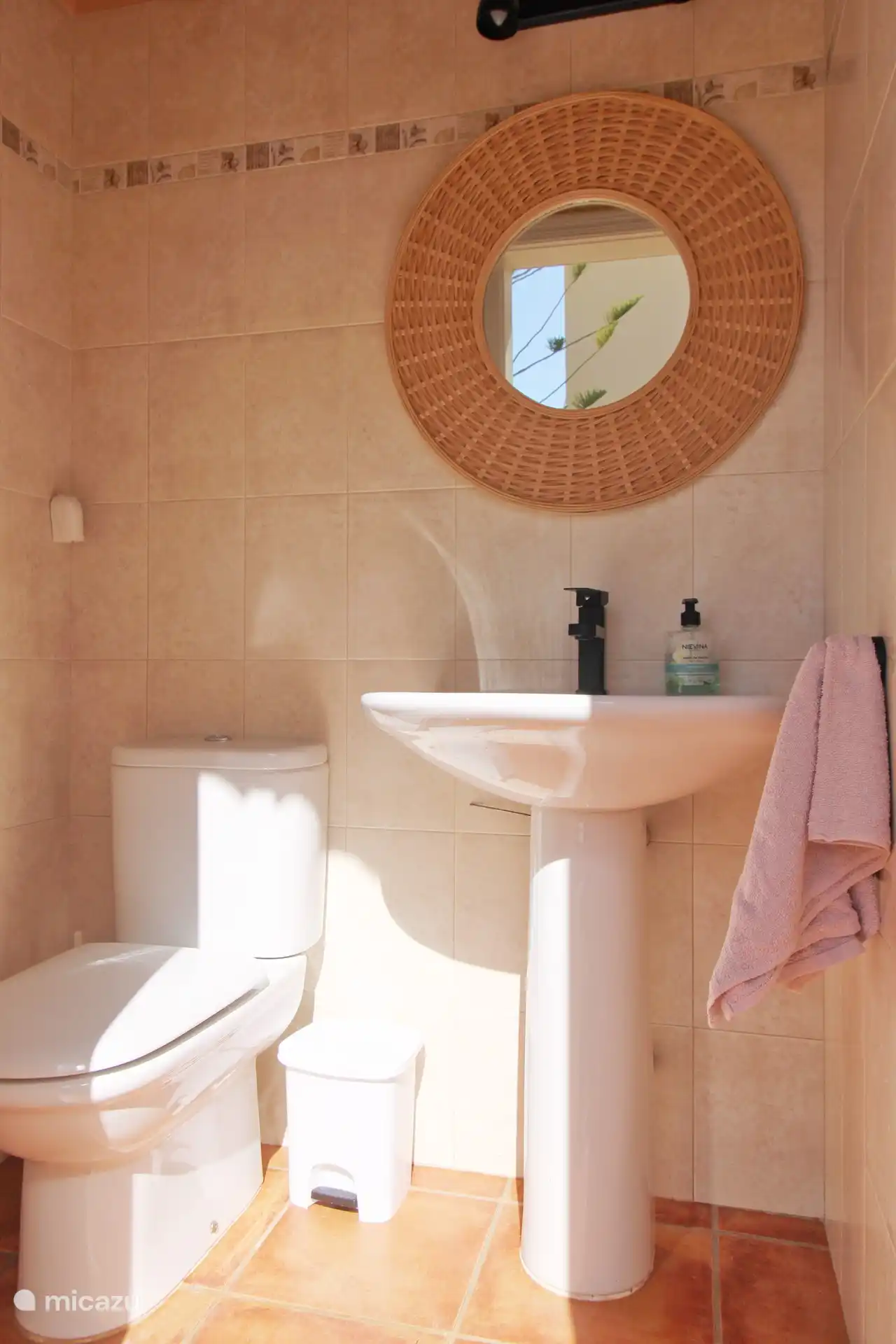 Au&#223;entoilette neben Grill und Au&#223;enk&#252;che