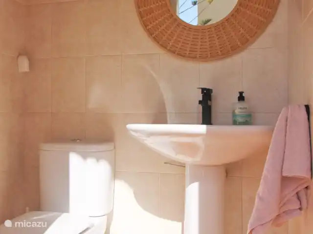 villa huren in Spanje, Costa Blanca, Calpe – Villa Ty Croeso Calpe Buitentoilet naast BBQ en buitenkeuken