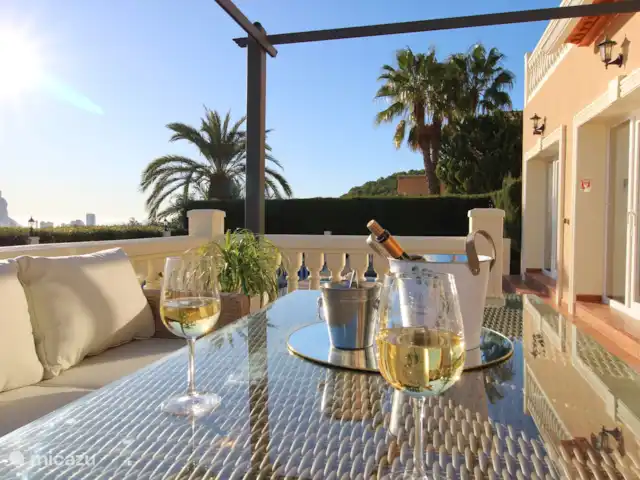villa huren in Spanje, Costa Blanca, Calpe – Villa Ty Croeso Calpe terras bij het zwembad