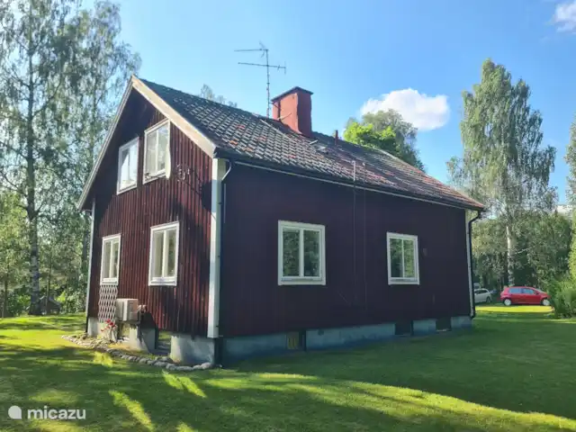 Älvsjö Anderssons en Suecia, Värmland, Lesjöfors - casa vacacional Casa trasera vista desde el jardín.
