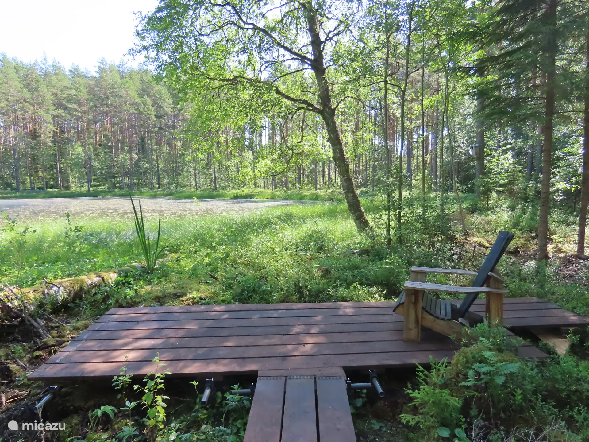 Grenzend aan de tuin bevindt zich een klein meer welke bereikbaar is via een vlonderpad met platform. 