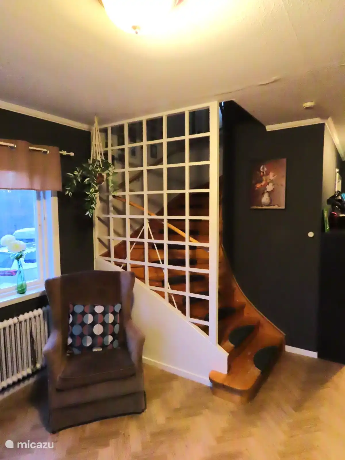 Vorderes Zimmer mit Treppe zum ersten Stock