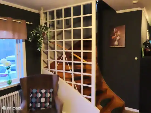 Älvsjö Anderssons en Suecia, Värmland, Lesjöfors - casa vacacional Sala del frente con escaleras al primer piso.