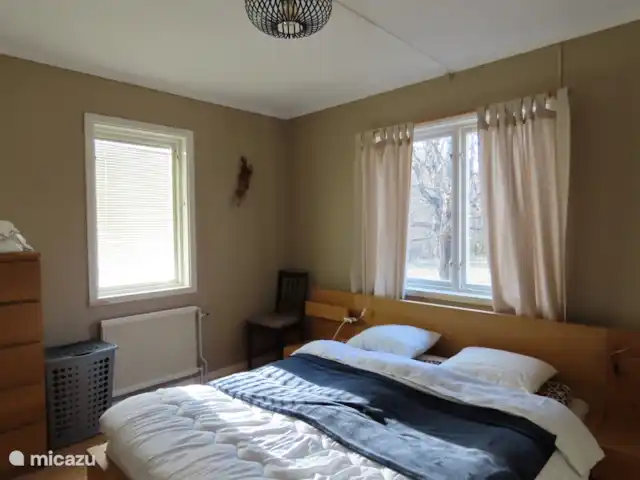 Älvsjö Anderssons en Suecia, Värmland, Lesjöfors - casa vacacional Dormitorio 1 con cama doble en la planta baja.