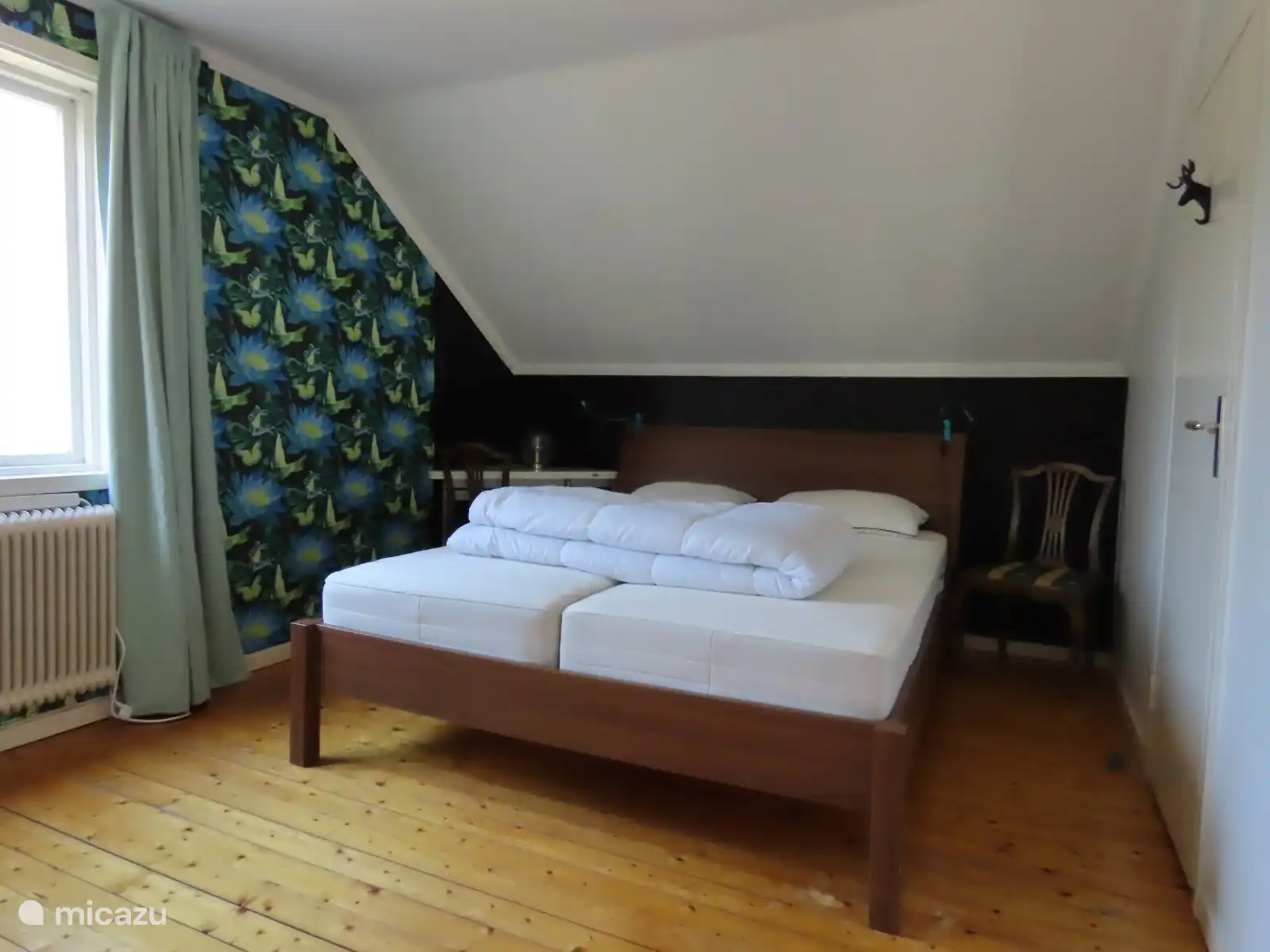 Schlafzimmer 2 mit einem Doppelbett und einem Einzelbett im 1. Stock