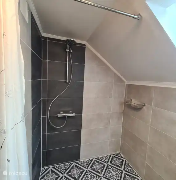 Neues Badezimmer im ersten Stock. Fertiggestellt im September 2024.