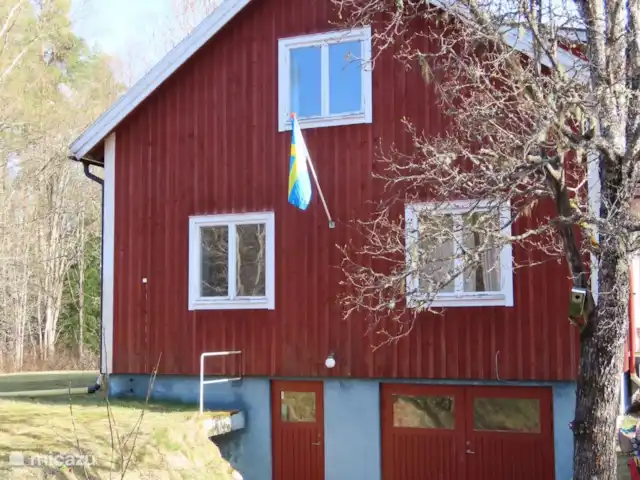 Älvsjö Anderssons en Suecia, Värmland, Lesjöfors - casa vacacional Garaje interior y taller debajo de la casa.