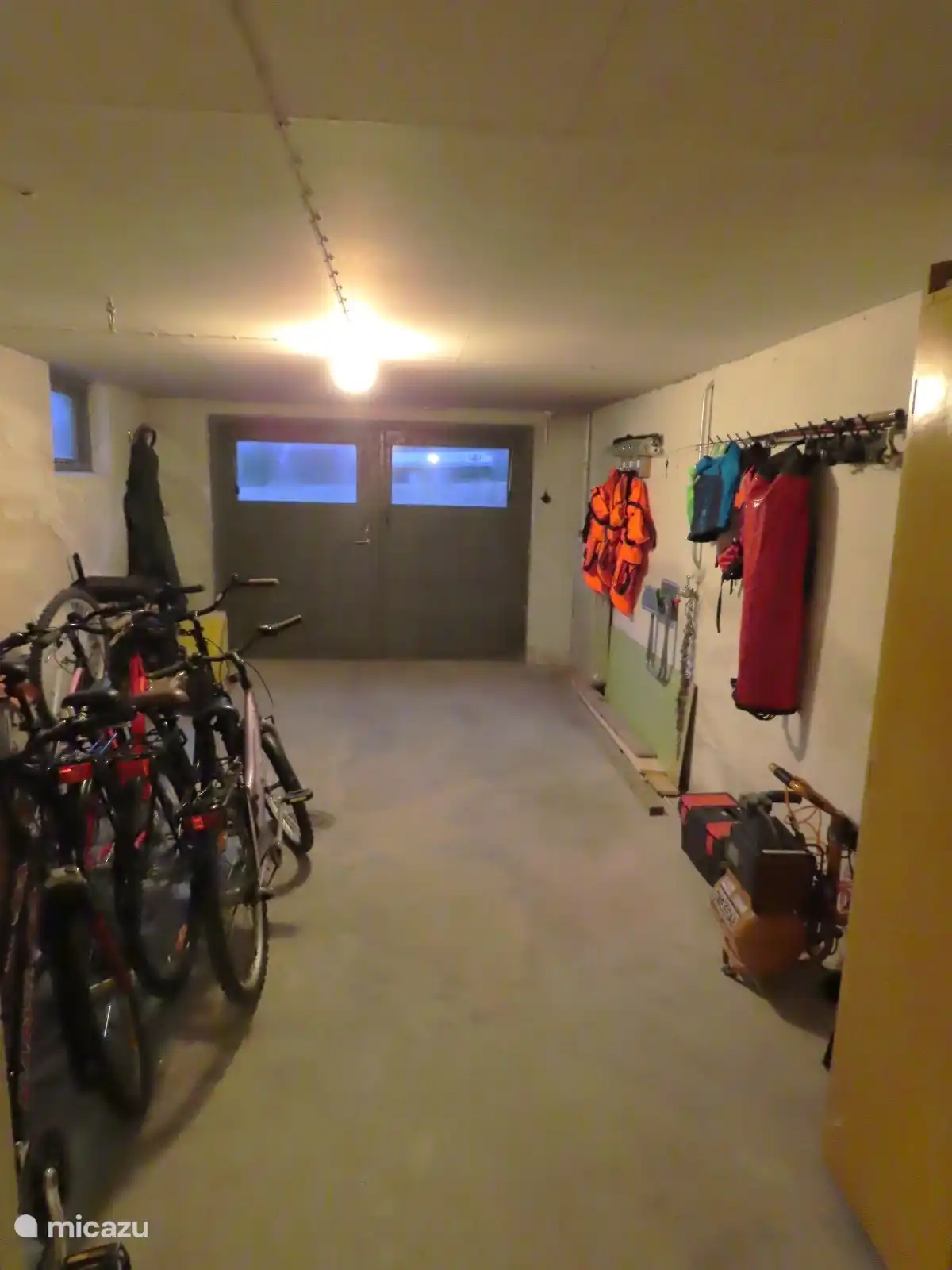 Garage unter dem Haus. Hier stehen 6 Fahrräder, Angelruten mit Angelkoffer, große und kleine Schwimmwesten für das Ruderboot und/oder Kanu zur Verfügung. Außerdem stehen ein Luftkompressor und verschiedene Werkzeuge zur Verfügung. 