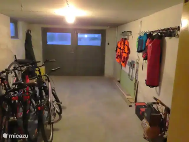 Älvsjö Anderssons en Suecia, Värmland, Lesjöfors - casa vacacional Garaje interior debajo de la casa. Aquí hay 6 bicicletas, cañas de pescar con estuche de pesca, chalecos salvavidas grandes y pequeños para el bote de remos y/o la canoa. También hay un compresor de aire y varias herramientas disponibles.