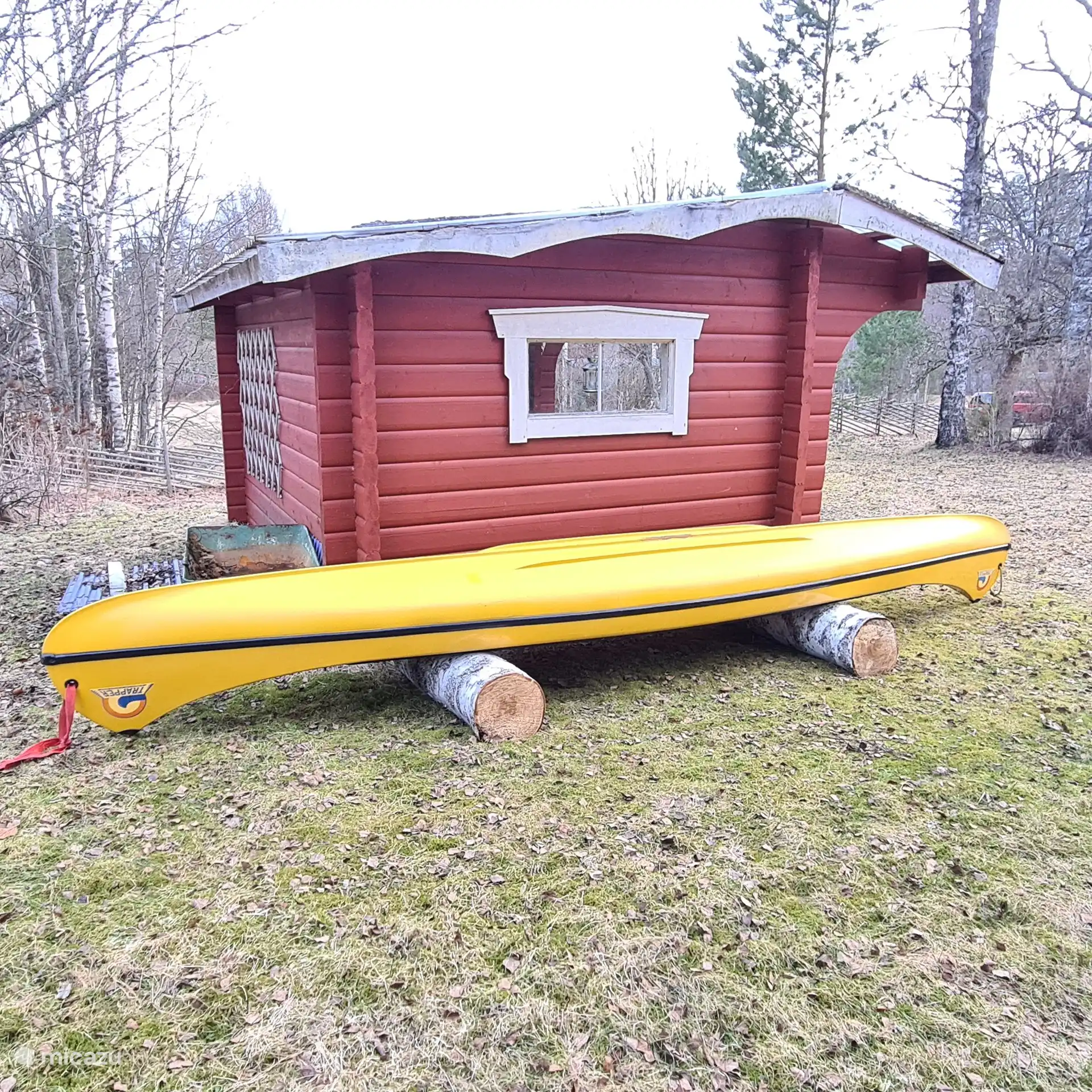 Es steht ein Zwei-Personen-Kanu zur Verfügung. Die Paddel und Schwimmwesten befinden sich unten in der Garage. Sie können Ihr Kanu an der Schleuse im Dorf zu Wasser lassen. Die Natur und die Umgebung sind vom Wasser aus atemberaubend. Unterwegs können Sie auf verschiedenen Inseln Halt zum Grillen machen.