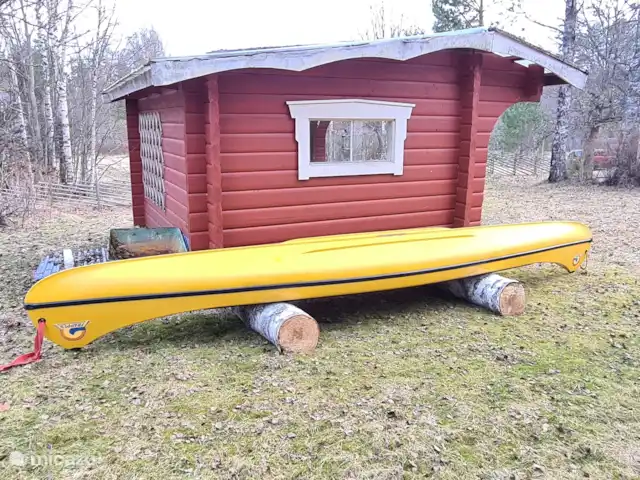 Älvsjö Anderssons en Suecia, Värmland, Lesjöfors - casa vacacional Hay una canoa para dos personas disponible. Los remos y los chalecos salvavidas se encuentran abajo, en el garaje. Puedes lanzar tu canoa en la esclusa del pueblo. La naturaleza y el entorno son impresionantes desde el agua. En el camino podrás parar en varias islas para hacer una barbacoa.