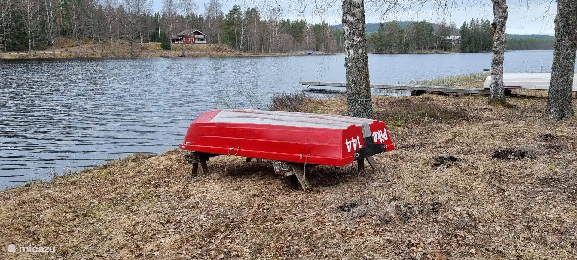 Am großen See gibt es ein rotes Ruderboot mit dem Namen „Hecht“ und der Hausnummer 144. Dieses eignet sich sehr gut zum Angeln. Ruder und Schwimmwesten befinden sich im Keller unter dem Haus.