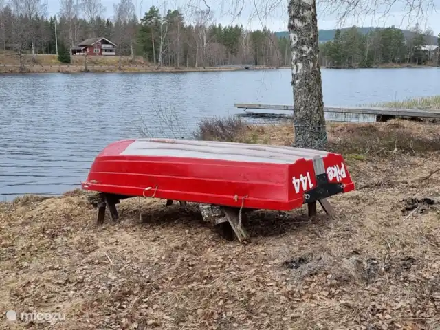 Älvsjö Anderssons en Suecia, Värmland, Lesjöfors - casa vacacional En el gran lago hay un bote de remos rojo con el nombre Pike y el número de casa 144. Es muy adecuado para pescar. Los remos y los chalecos salvavidas se encuentran en el sótano debajo de la casa.