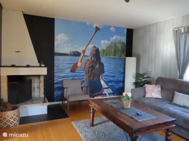 Älvsjö Anderssons en Suecia, Värmland, Lesjöfors - casa vacacional Acogedor salón con chimenea y dos preciosos sofás.